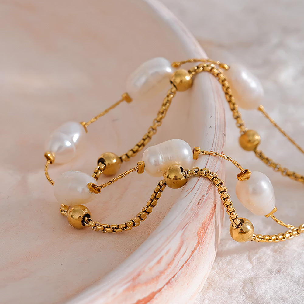 Pulseira Feminina Dourada de Pérolas Naturais Dupla - Banhada a Ouro 18k, detalhe da corrente, contas e pérolas naturais