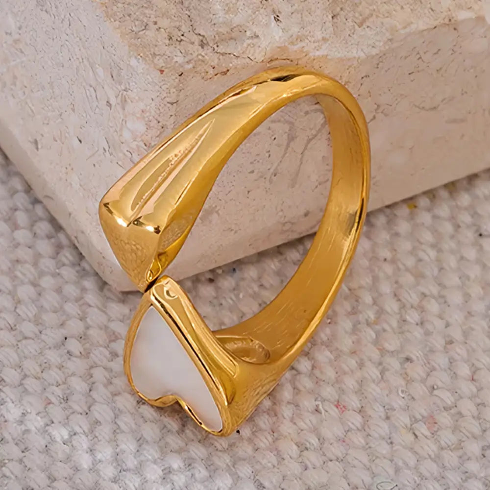Anel Feminino Dourado Ajustável com Coração de Concha Natural Coralina - Banhado a Ouro 18k, fundo neutro