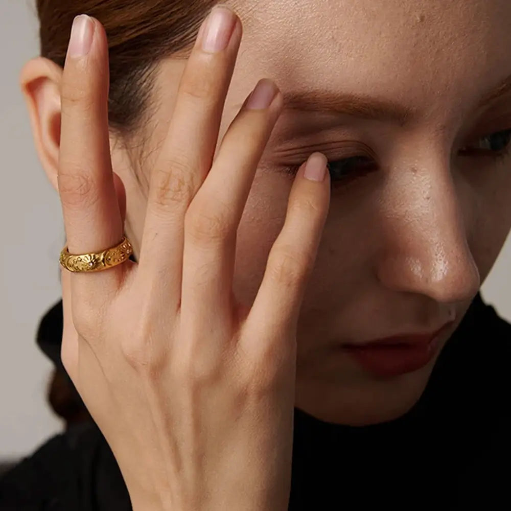 Mulher elegante usando o Anel Feminino Dourado com Zircônias, Sol, Lua e Estrelas Celestina - Banhado a Ouro 18k