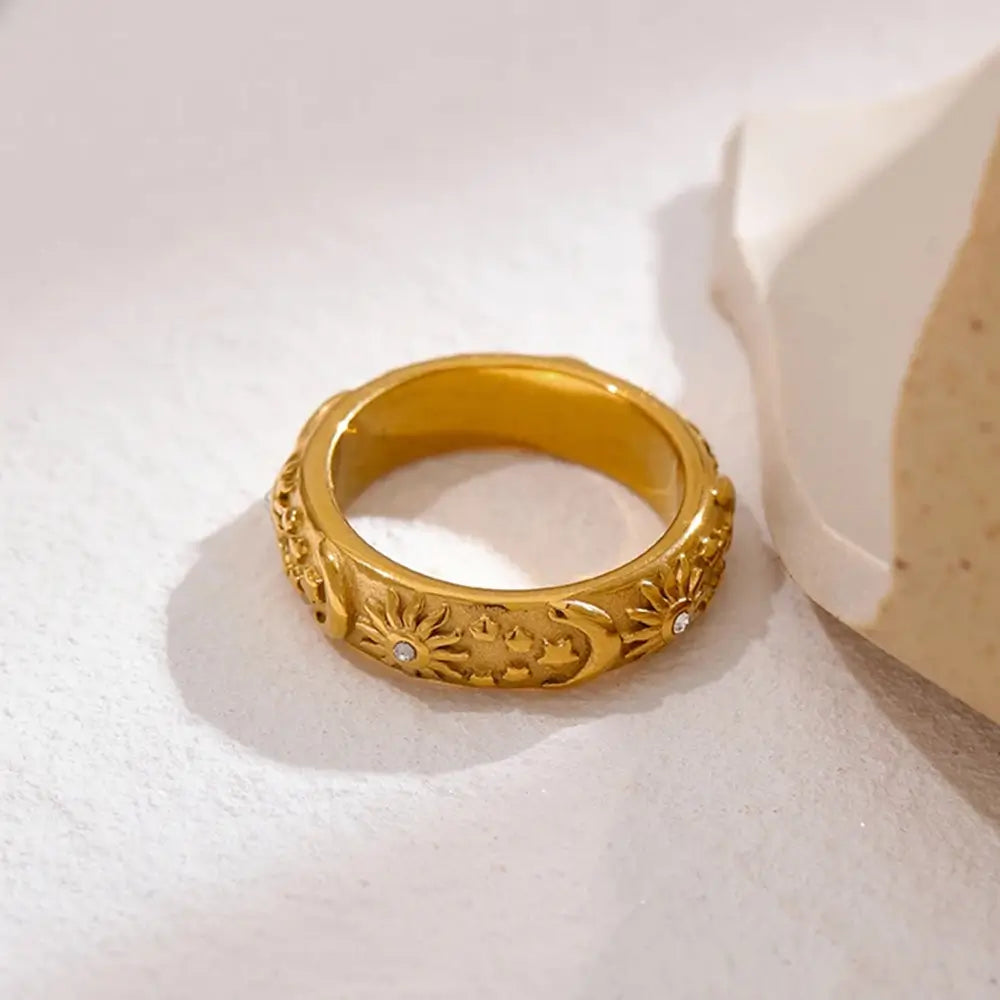 Anel Feminino Dourado com Zircônias, Sol, Lua e Estrelas Celestina - Banhado a Ouro 18k