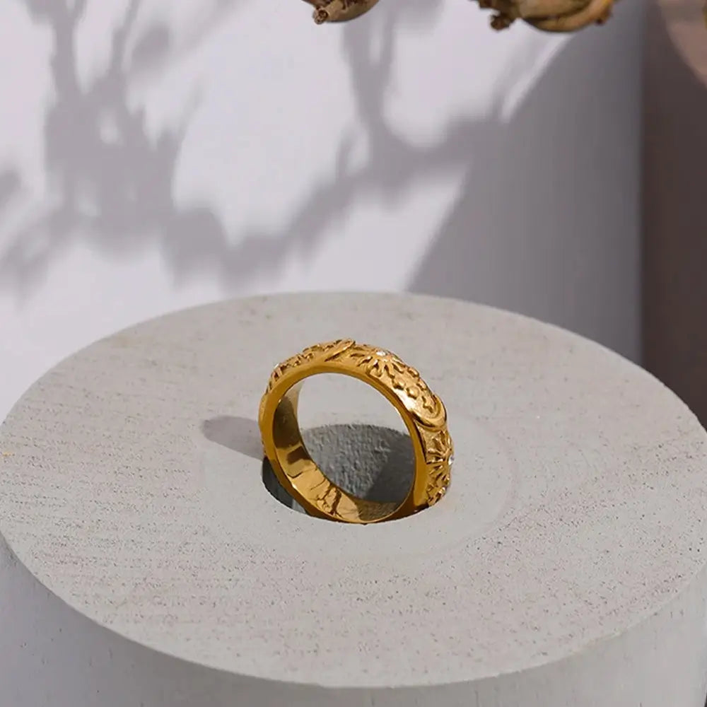 Anel Feminino Dourado com Zircônias, Sol, Lua e Estrelas Celestina - Banhado a Ouro 18k
