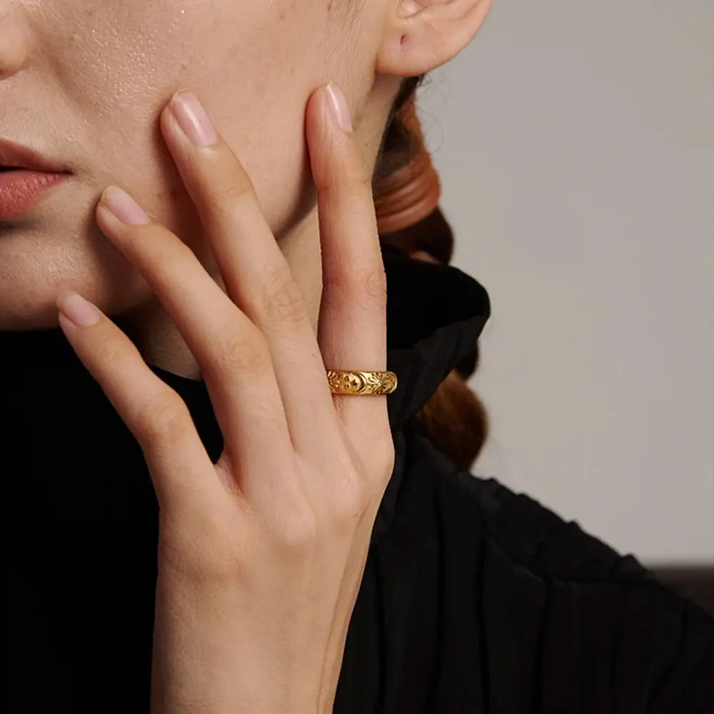 Mulher elegante usando o Anel Feminino Dourado com Zircônias, Sol, Lua e Estrelas Celestina - Banhado a Ouro 18k