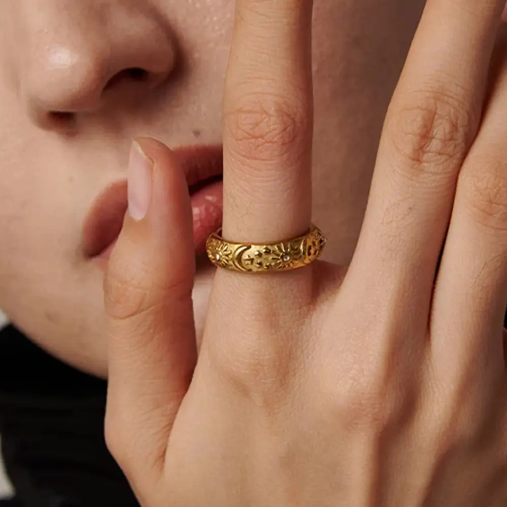 Mulher elegante usando o Anel Feminino Dourado com Zircônias, Sol, Lua e Estrelas Celestina - Banhado a Ouro 18k