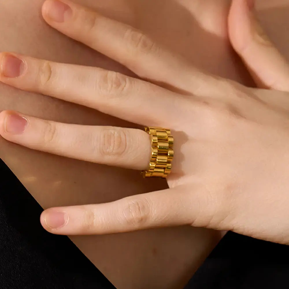Foto de perto de uma mulher usando o Anel Feminino Dourado Corrente Elos Eloséa - Banhado a Ouro 18k
