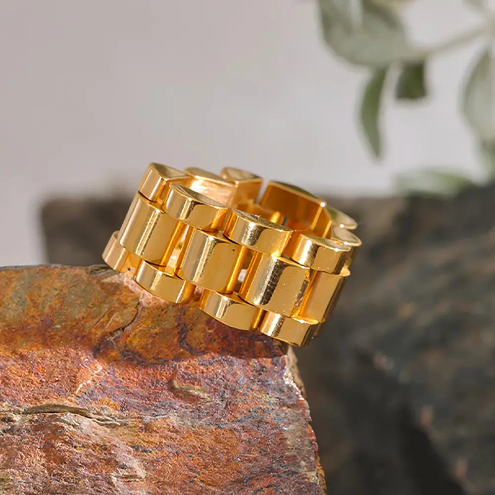 Anel Feminino Dourado Corrente Elos Eloséa - Banhado a Ouro 18k em cima de uma rocha