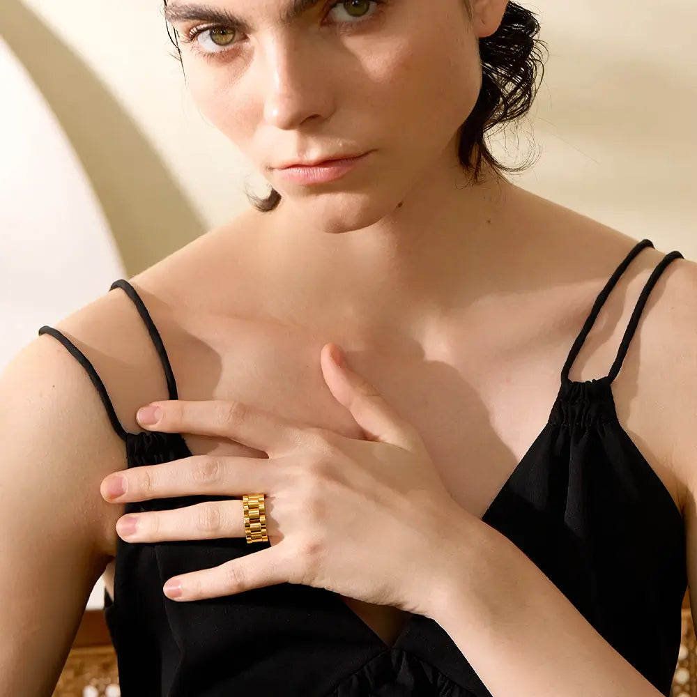 Mulher usando o Anel Feminino Dourado Corrente Elos Eloséa - Banhado a Ouro 18k