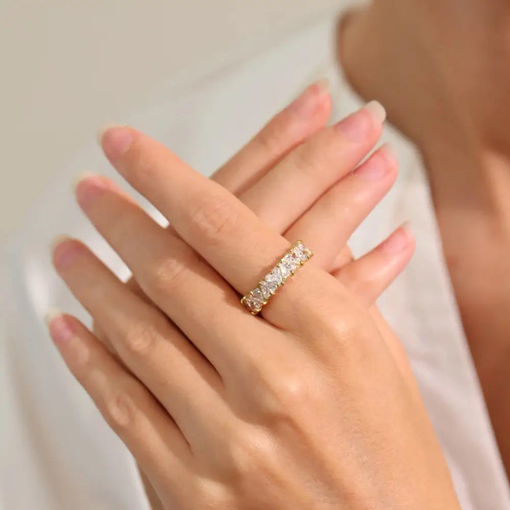 Anel Cravejado Feminino Dourado Trivana com Triângulos de Zircônia - Banhado a Ouro 18k
