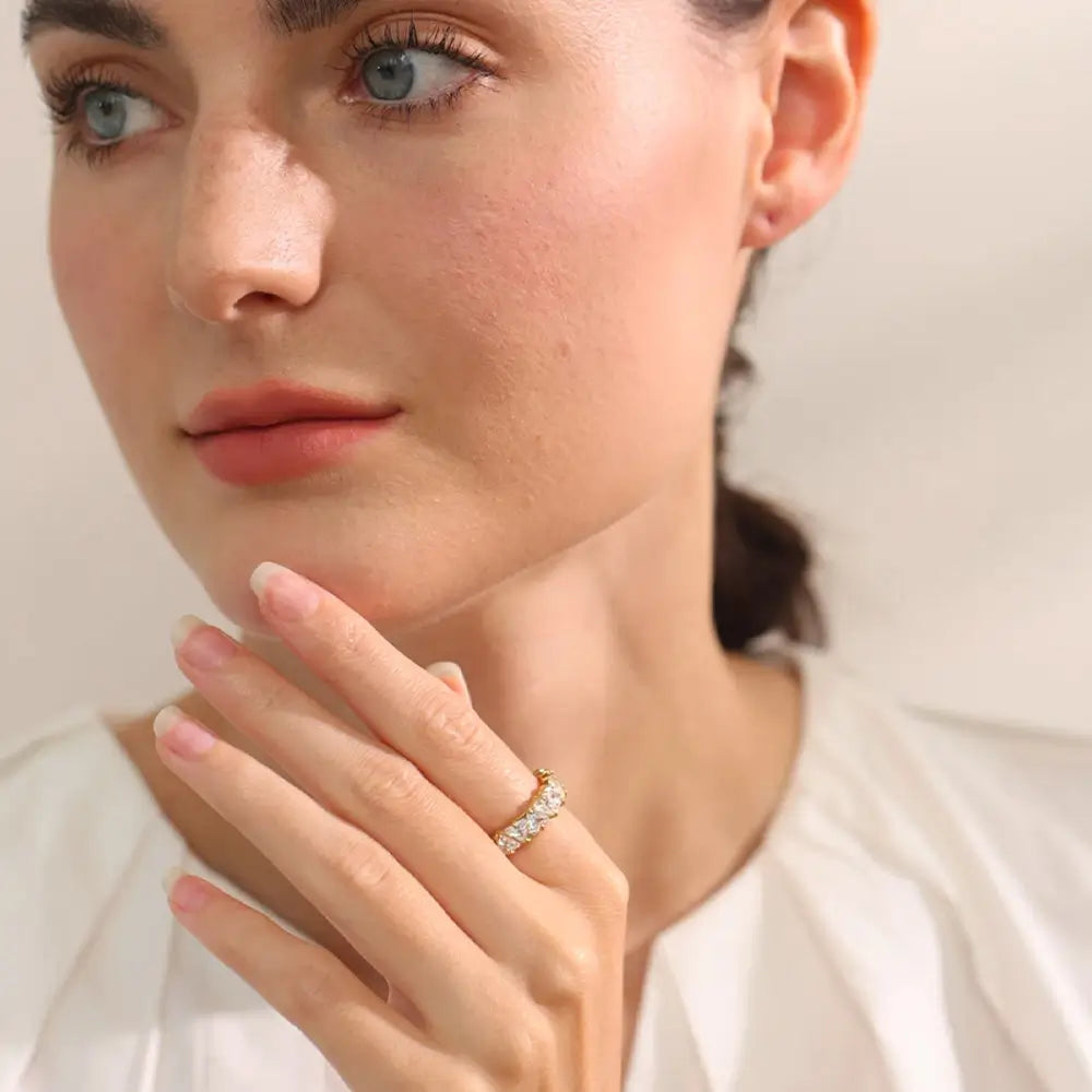 Anel Cravejado Feminino Dourado Trivana com Triângulos de Zircônia - Banhado a Ouro 18k