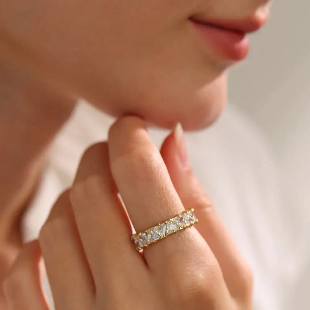 Anel Cravejado Feminino Dourado Trivana com Triângulos de Zircônia - Banhado a Ouro 18k