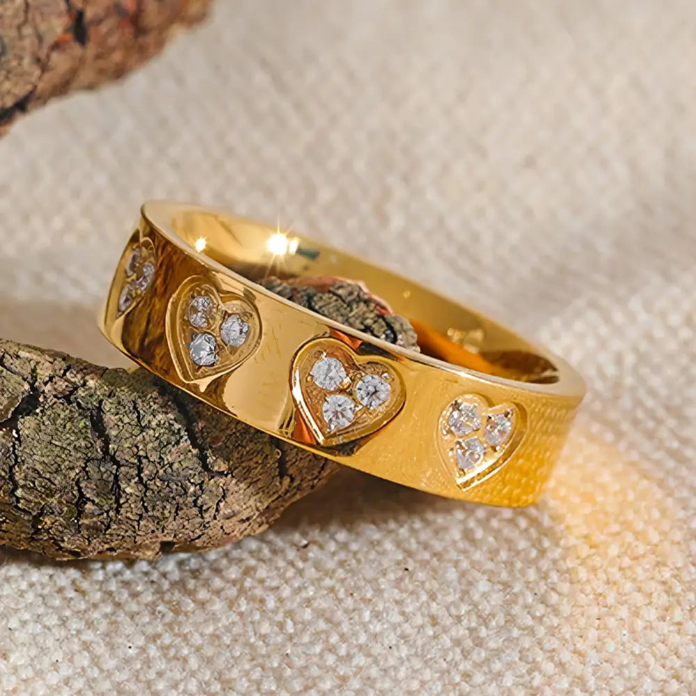 Anel Feminino Dourado de Corações Cravejados com Zircônias Cúbicas Amouré - Banhado a Ouro 18k