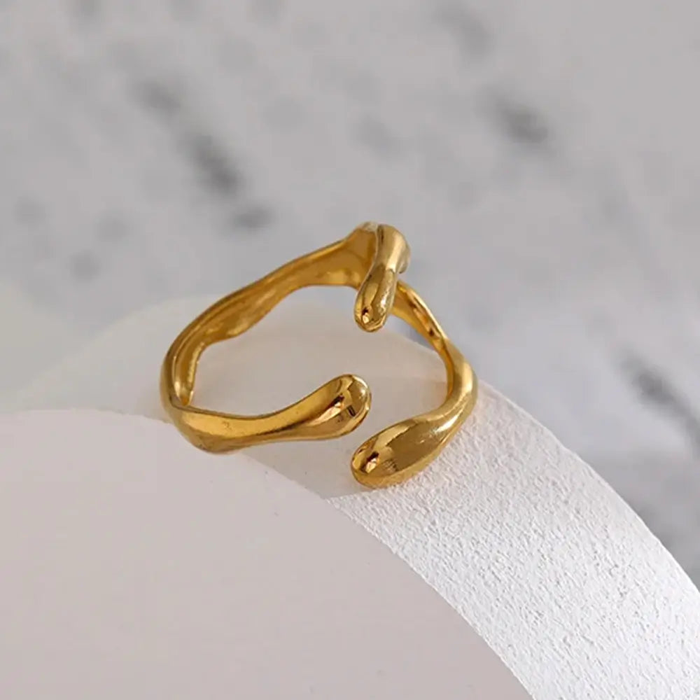 Anel Feminino Dourado Derretido Ajustável Lúmina - Banhado a Ouro 18k, foto de perto