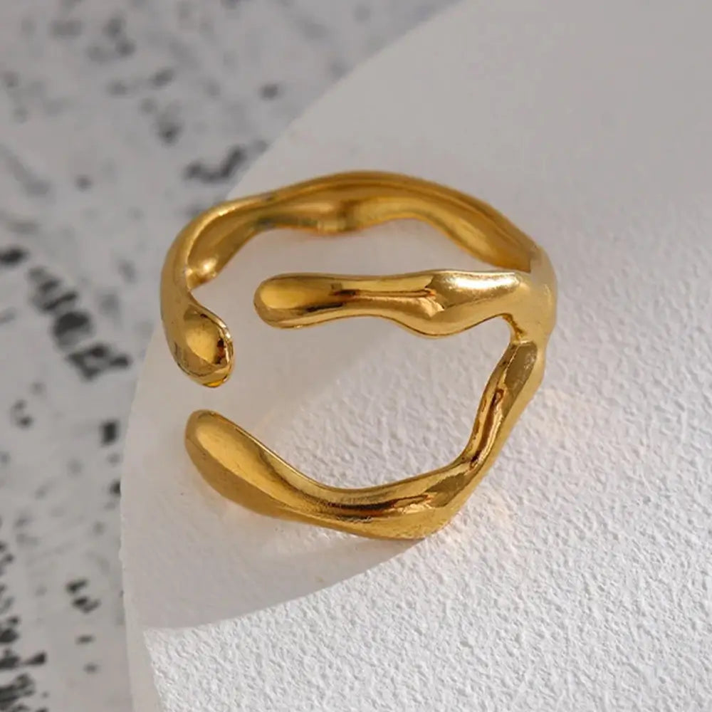Anel Feminino Dourado Derretido Ajustável Lúmina - Banhado a Ouro 18k, foto de perto e de lado