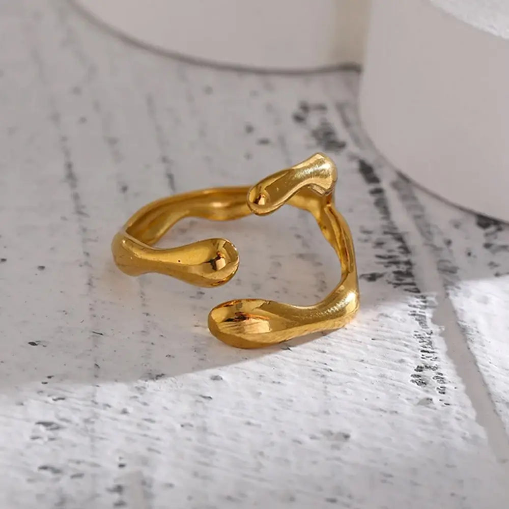 Anel Feminino Dourado Derretido Ajustável Lúmina - Banhado a Ouro 18k, foto frontal de perto