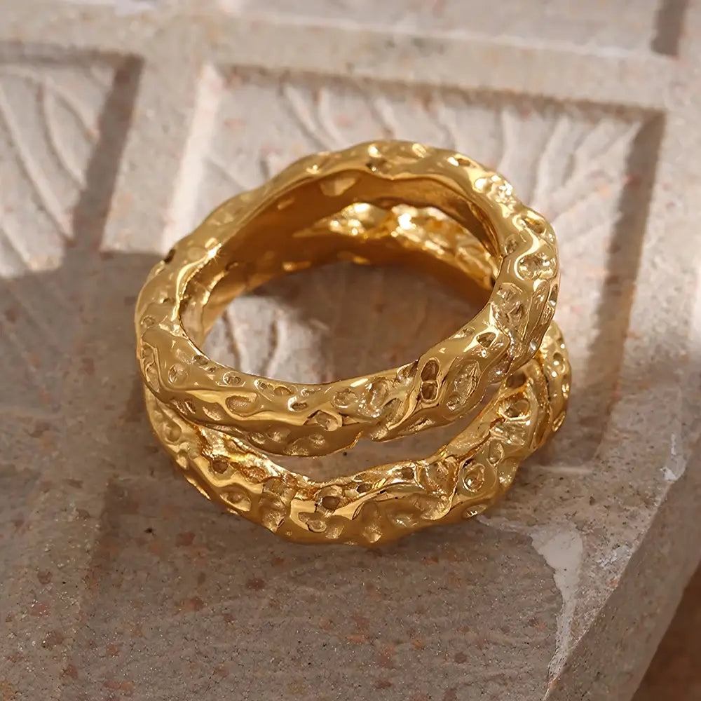 Anel Feminino Dourado Duplo Lua Lunessa - Banhado a Ouro 18k, foto de perto da parte superior