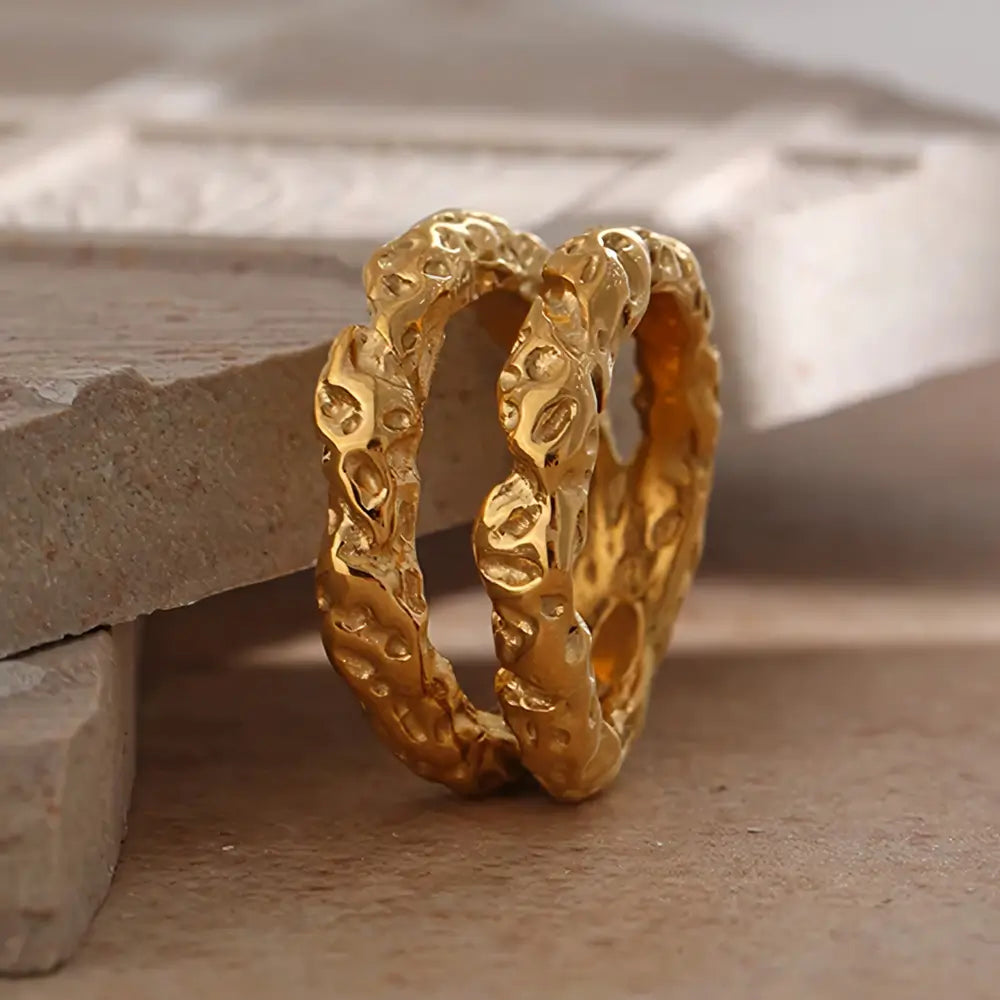 Anel Feminino Dourado Duplo Lua Lunessa - Banhado a Ouro 18k, foto de perto da parte frontal