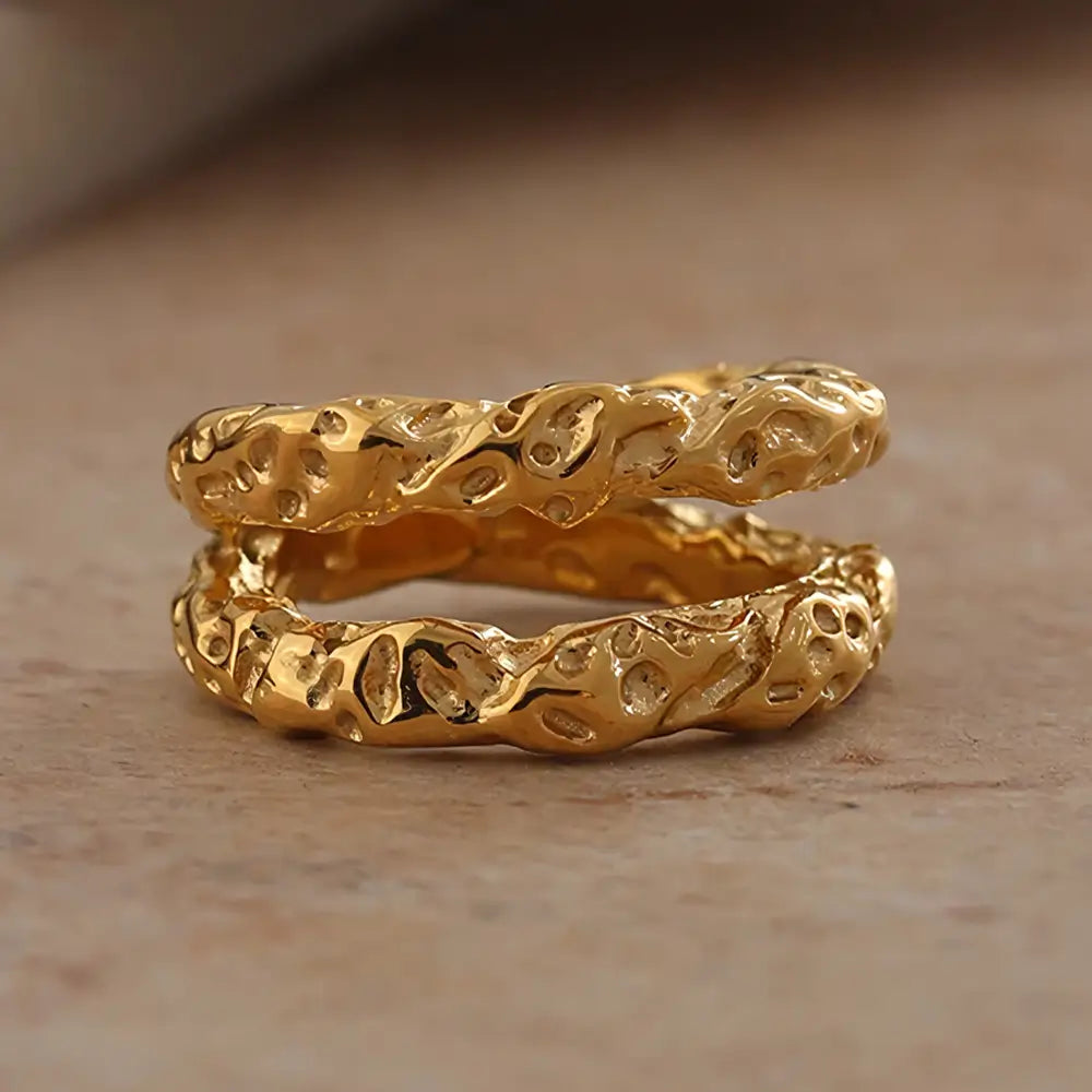 Anel Feminino Dourado Duplo Lua Lunessa - Banhado a Ouro 18k, foto de perto da parte frontal dos aros