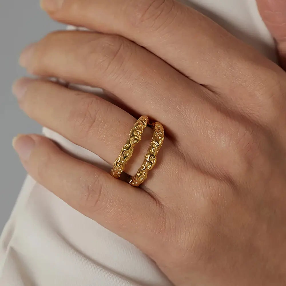 Foto de perto de Mulher usando o Anel Feminino Dourado Duplo Lua Lunessa - Banhado a Ouro 18k