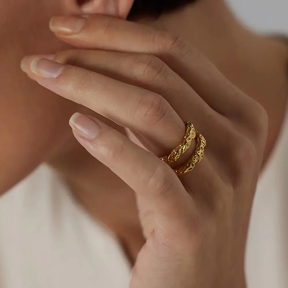 Foto de perto de uma Mulher usando o Anel Feminino Dourado Duplo Lua Lunessa - Banhado a Ouro 18k