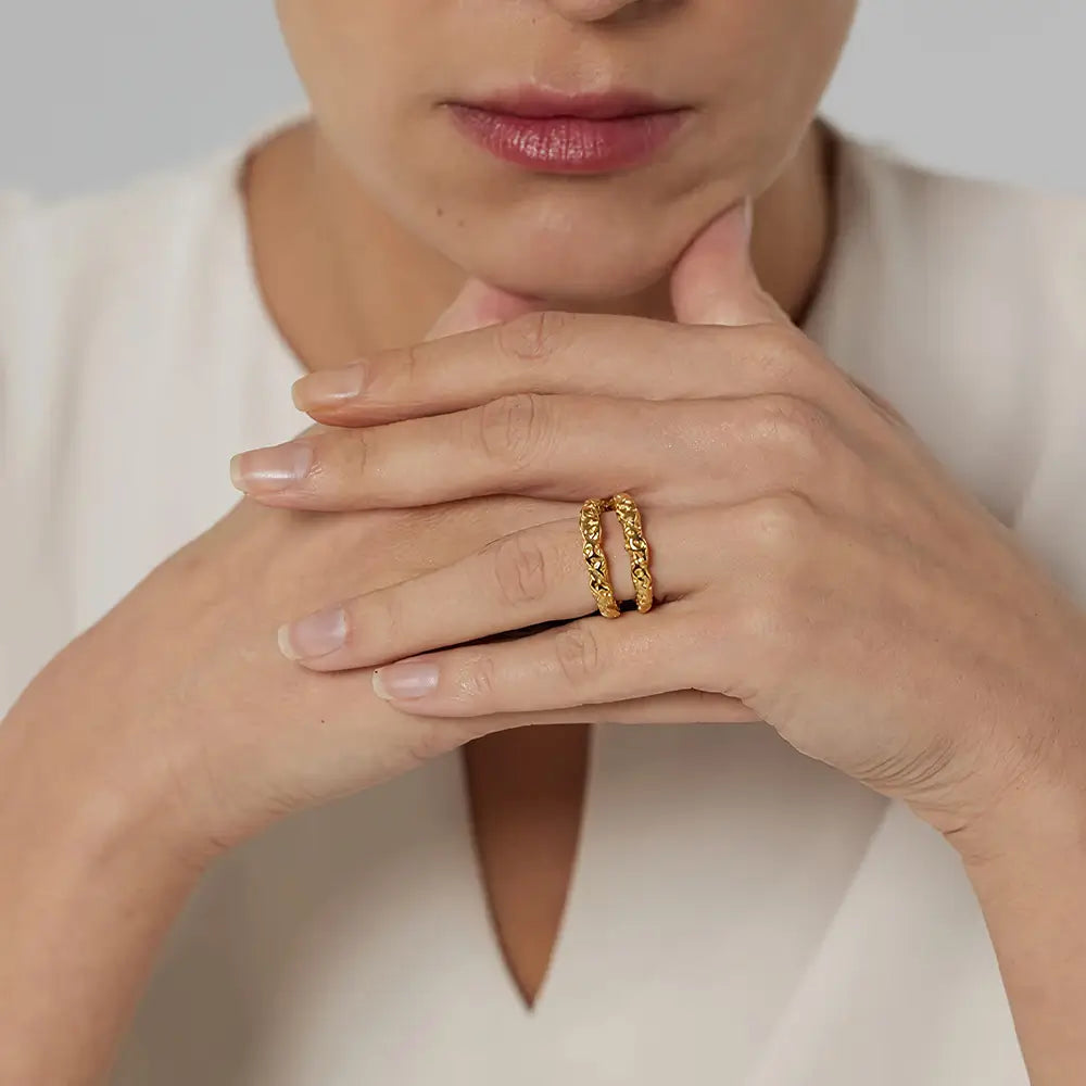Mulher elegante usando o Anel Feminino Dourado Duplo Lua Lunessa - Banhado a Ouro 18k