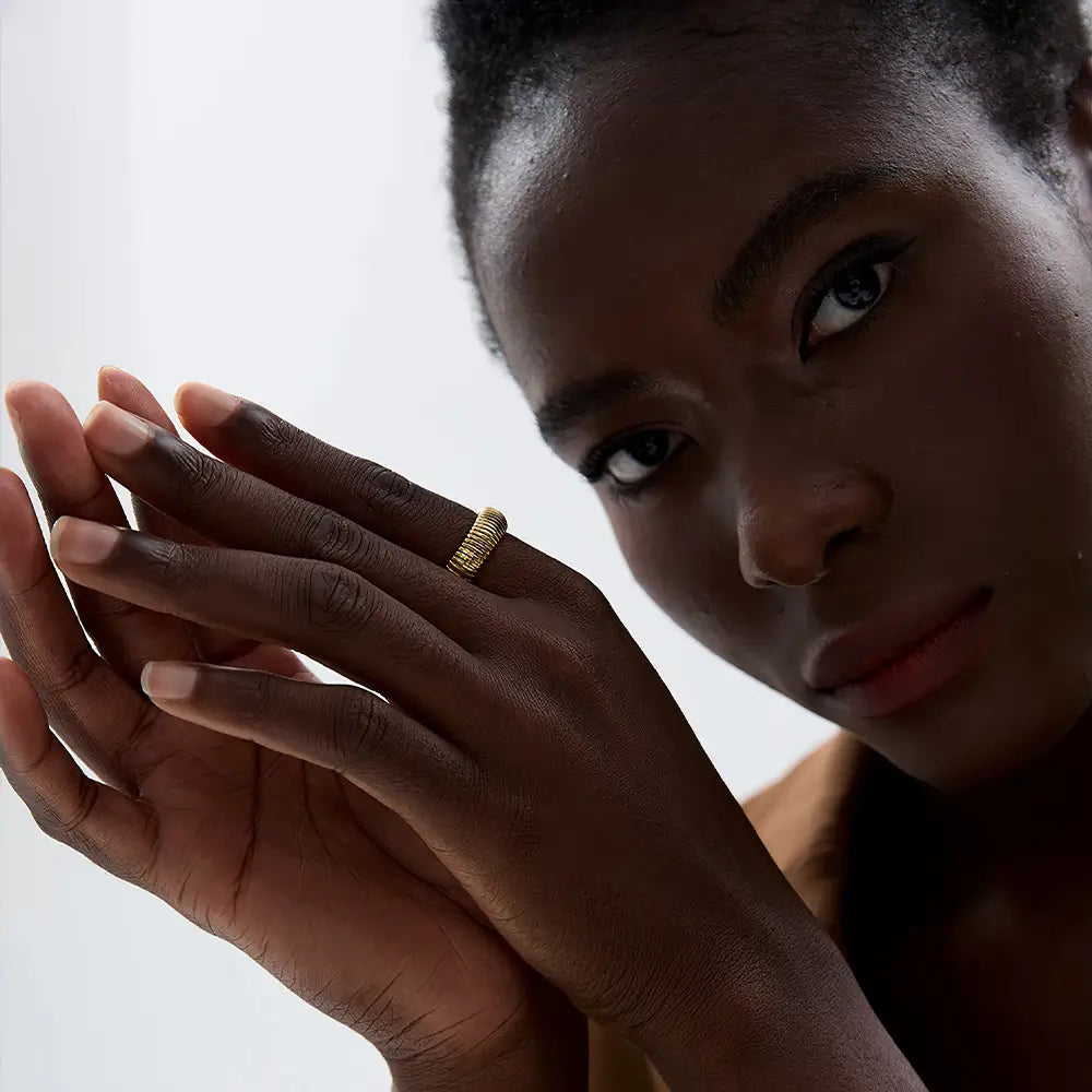 Mulher usando o Anel Feminino Dourado Enrolado Ajustável Alúria - Banhado a Ouro 18k