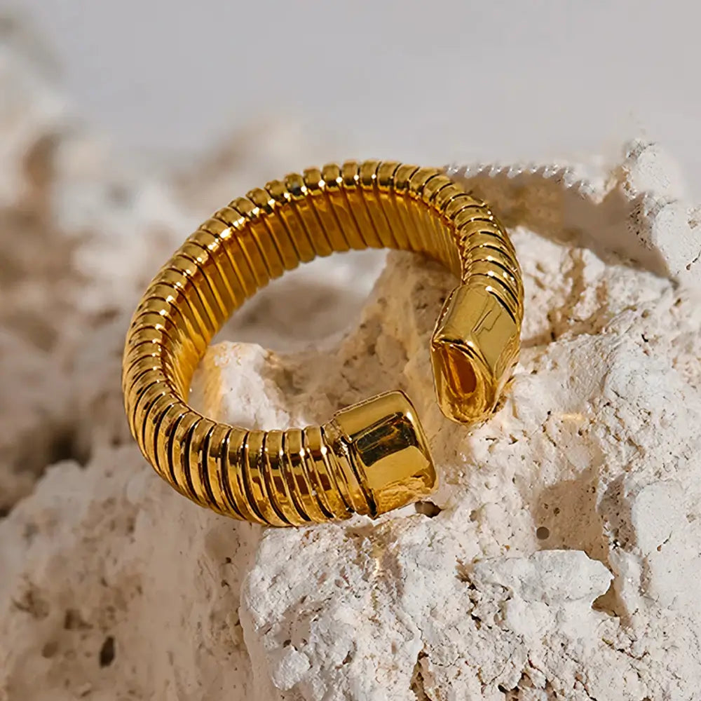 Anel Feminino Dourado Enrolado Ajustável Alúria - Banhado a Ouro 18k, fundo neutro