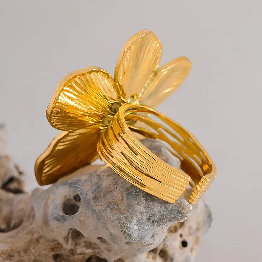 Anel Feminino Dourado Flor de 5 Pétalas Ajustável Florença - Banhado a Ouro 18k, em cima de uma rocha