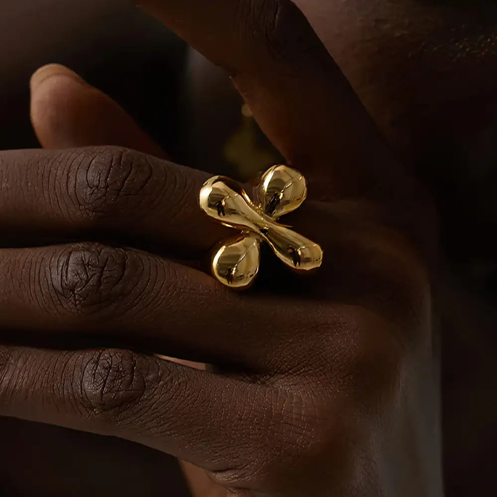 Foto de perto de uma Mulher negra usando o Anel Feminino Dourado Gota Cruzada Gotalia - Banhado a Ouro 18k