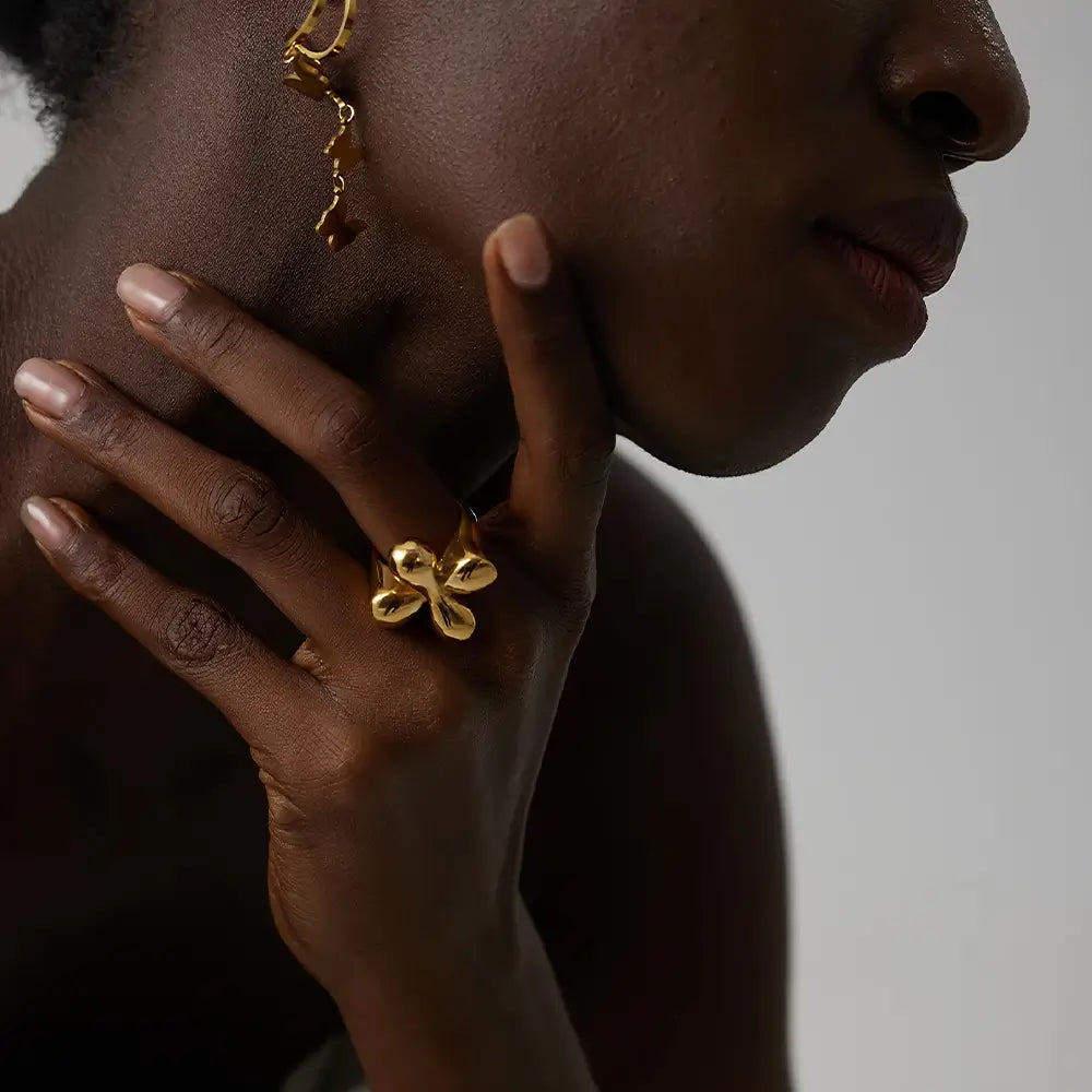 Mulher negra usando o Anel Feminino Dourado Gota Cruzada Gotalia - Banhado a Ouro 18k