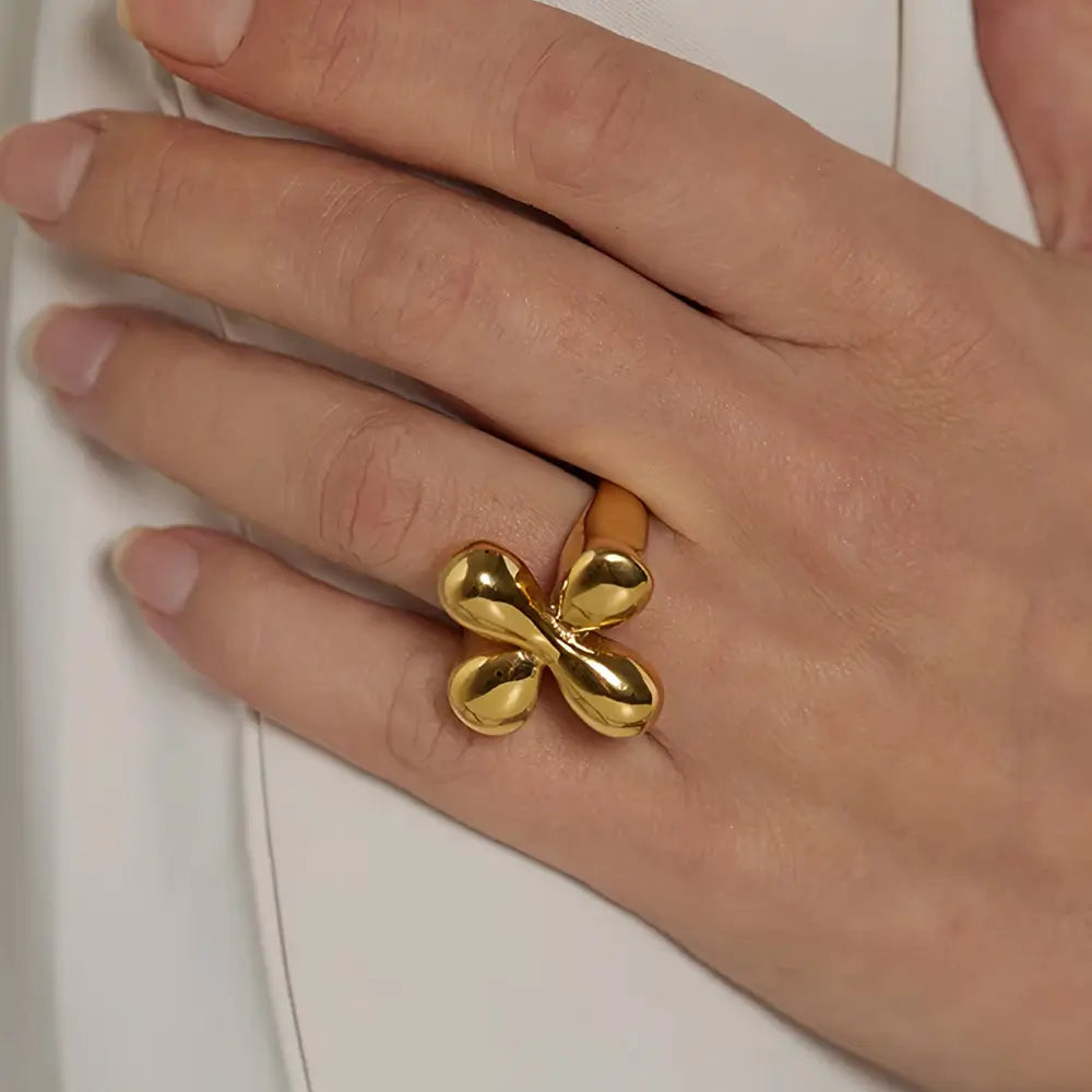 Foto de perto de uma Mulher branca usando o Anel Feminino Dourado Gota Cruzada Gotalia - Banhado a Ouro 18k
