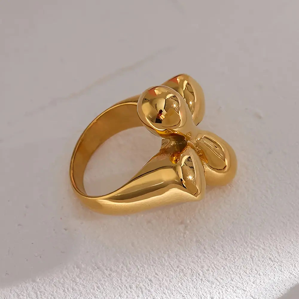 Anel Feminino Dourado Gota Cruzada Gotalia - Banhado a Ouro 18k em um fundo neutro