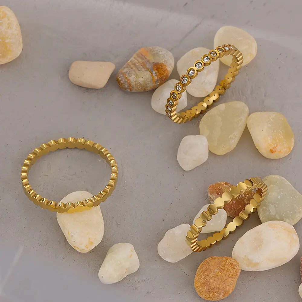 Anel Feminino Dourado Triplo Ondulado com Zircônias Cúbicas Luminara - Banhado a Ouro 18k