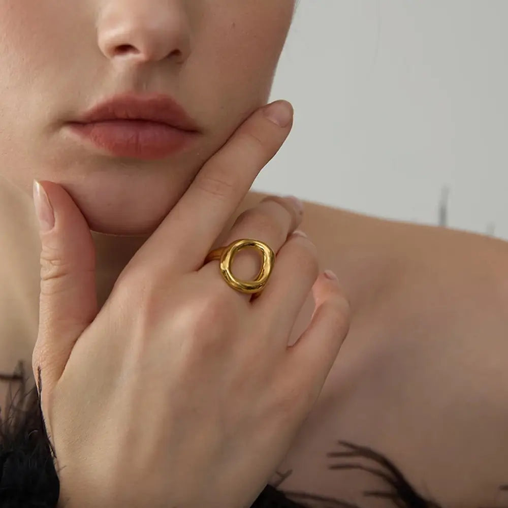 Foto de perto da Mulher usando o Anel Feminino Dourado com Circulo Irregular Aurélia - Banhado a Ouro 18k