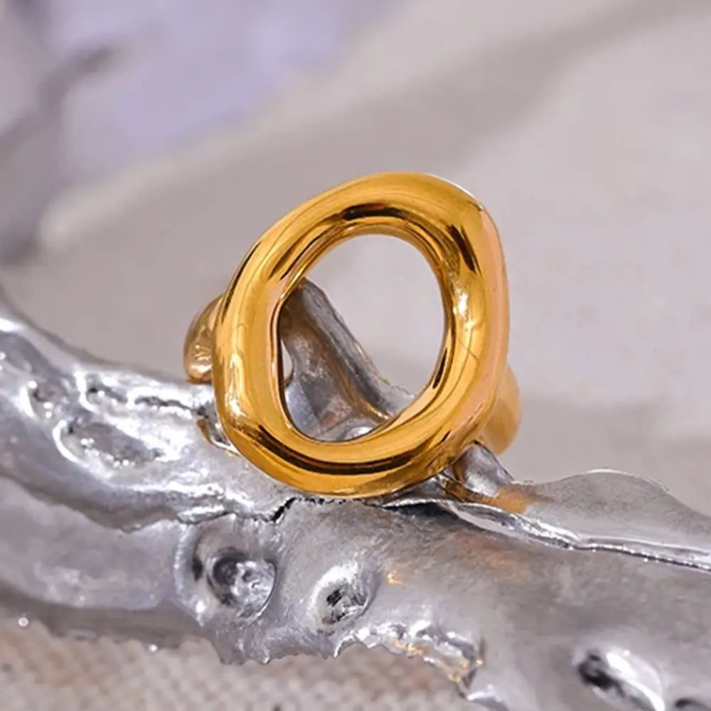 Anel Feminino Dourado com Circulo Irregular Aurélia - Banhado a Ouro 18k, fundo neutro