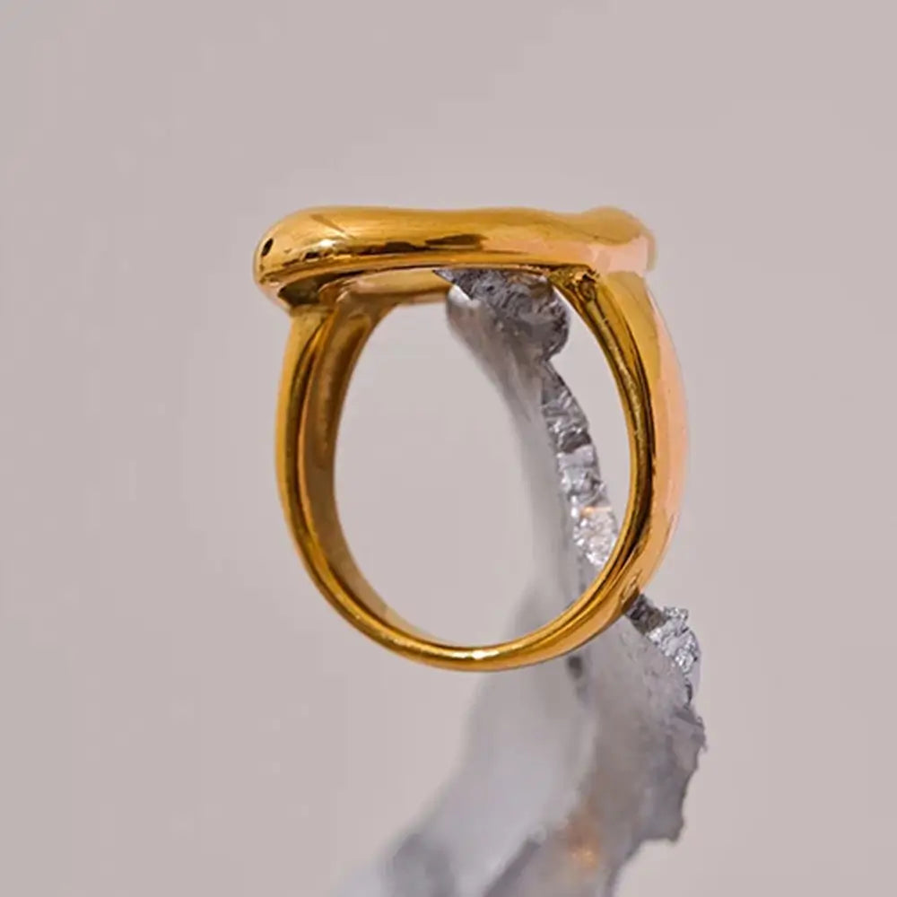 Anel Feminino Dourado com Circulo Irregular Aurélia - Banhado a Ouro 18k, fundo neutro, foto lateral