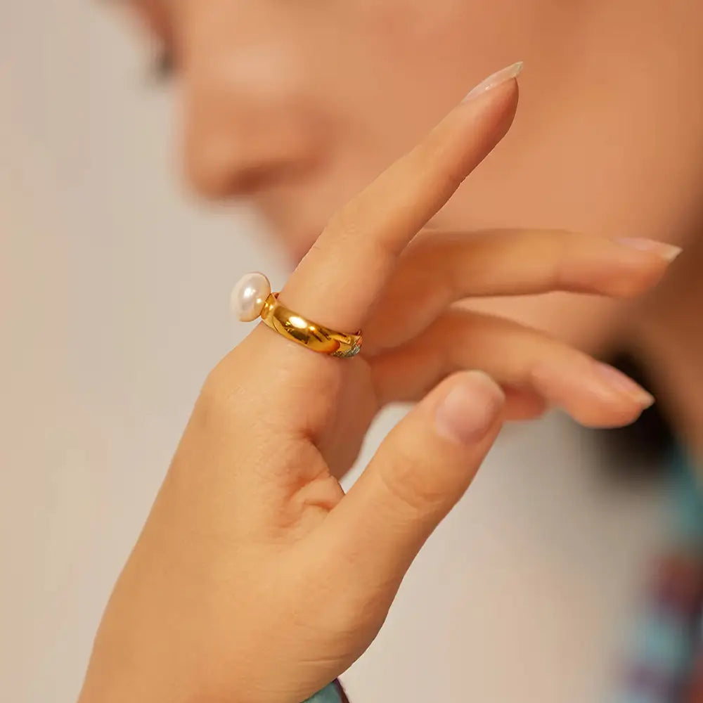 Foto de perto de uma Mulher usando o Anel Solitário Dourado com Pérola Liora - Banhado a Ouro 18k