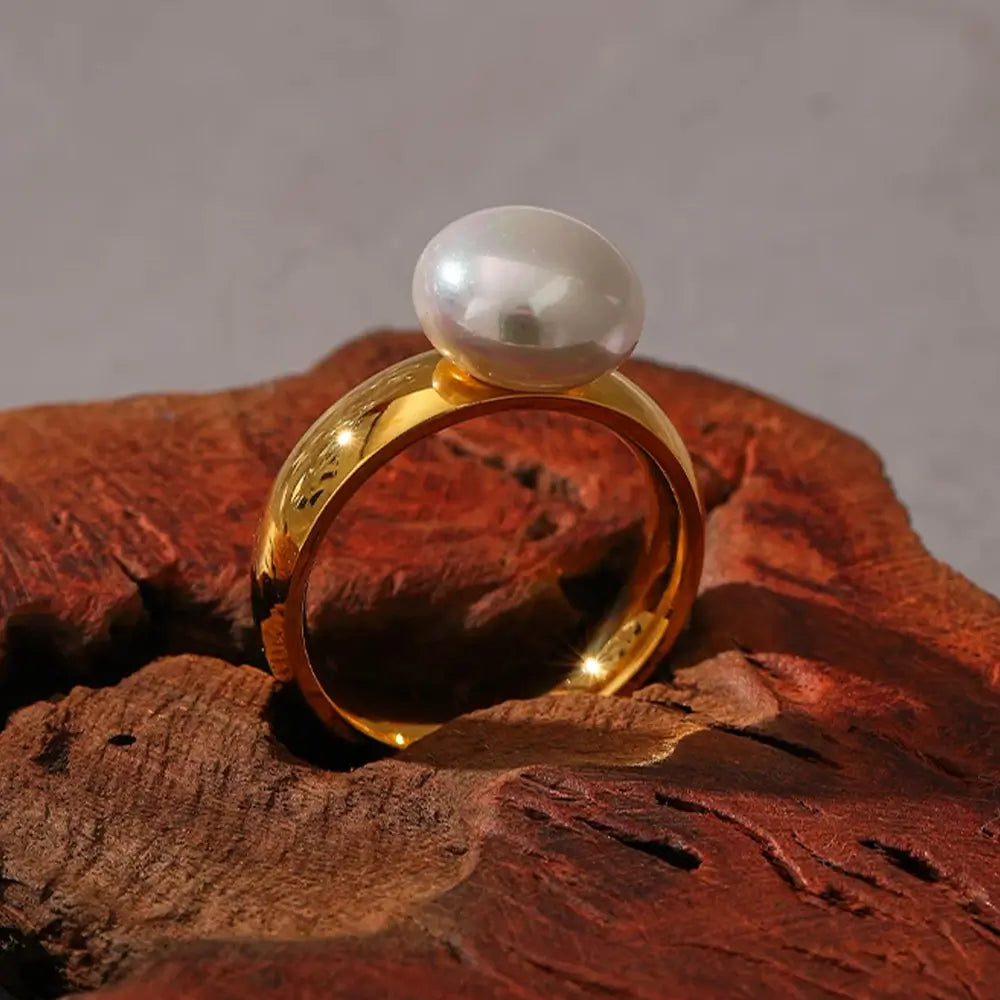 Anel Solitário Dourado com Pérola Liora - Banhado a Ouro 18k, apoiado em madeira