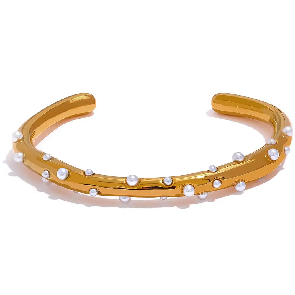 Bracelete Dourado Feminino cravejado com pérolas Alina e superfície polida com brilho suave