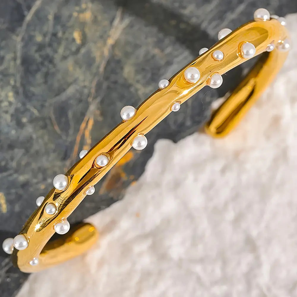 Bracelete Dourado Feminino cravejado com pérolas delicadas e banho em ouro 18k