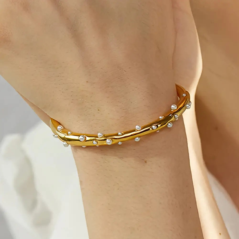 Bracelete Dourado Feminino cravejado com pérolas Alina e acabamento sofisticado