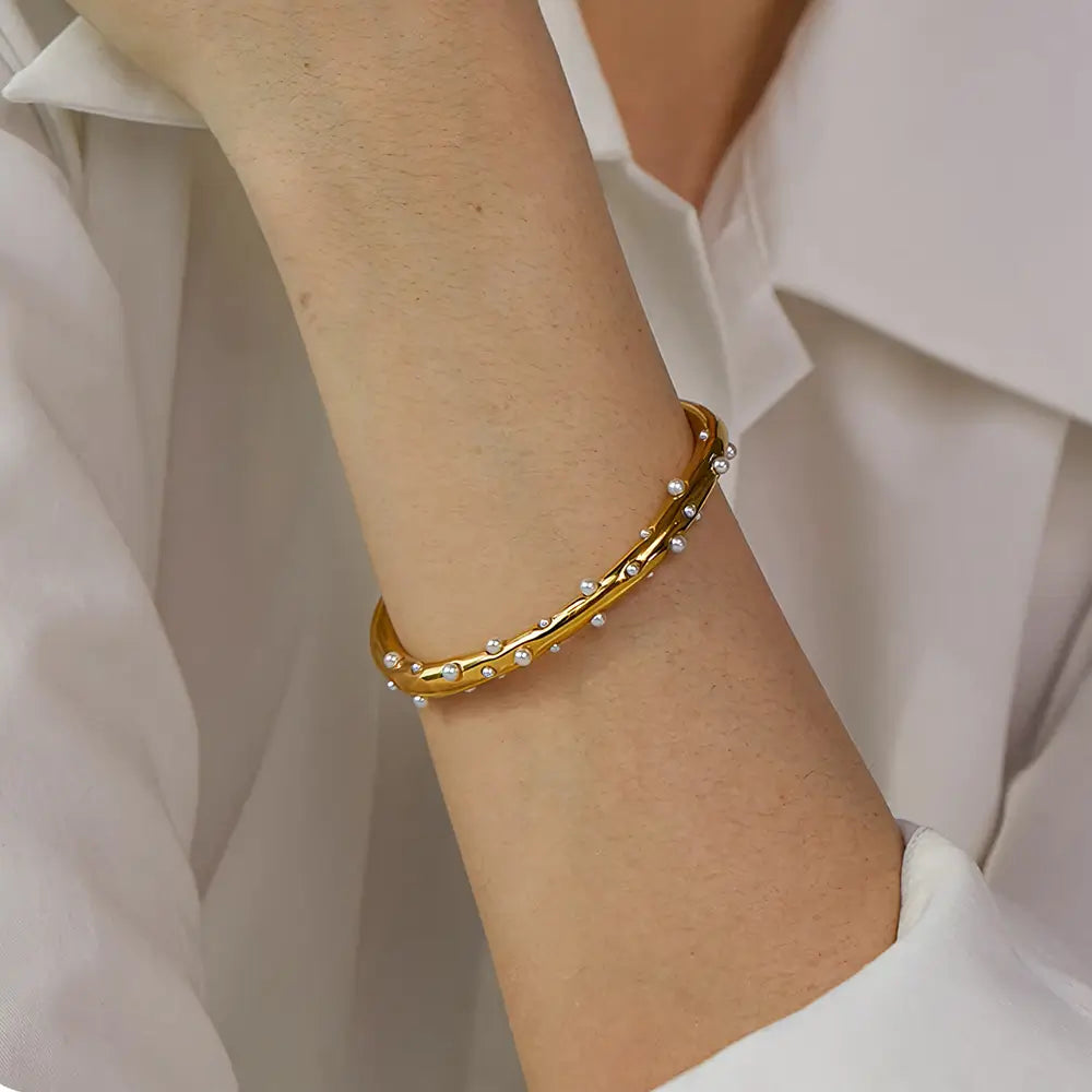 Bracelete Dourado Feminino cravejado com pérolas naturais e toque refinado