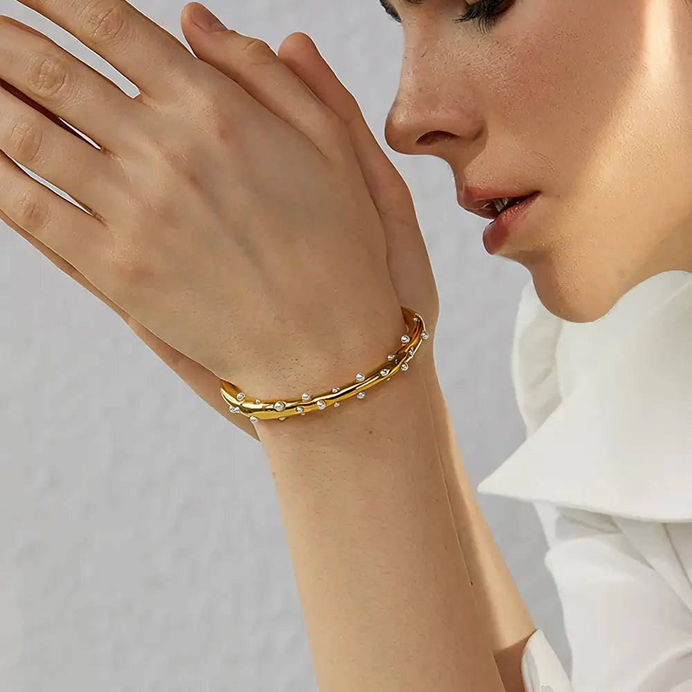 Bracelete Dourado Feminino cravejado com pérolas Alina com elegância atemporal