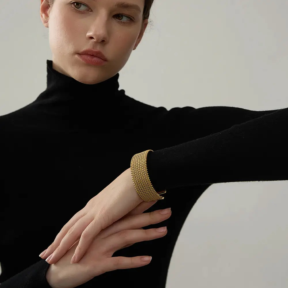 Bracelete Dourado Feminino grosso largo aberto com estrutura robusta e curvas suaves