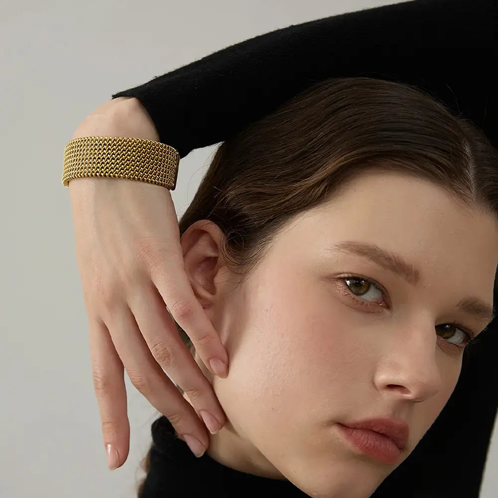 Bracelete Dourado Feminino grosso largo Saphira com estilo bold e textura polida