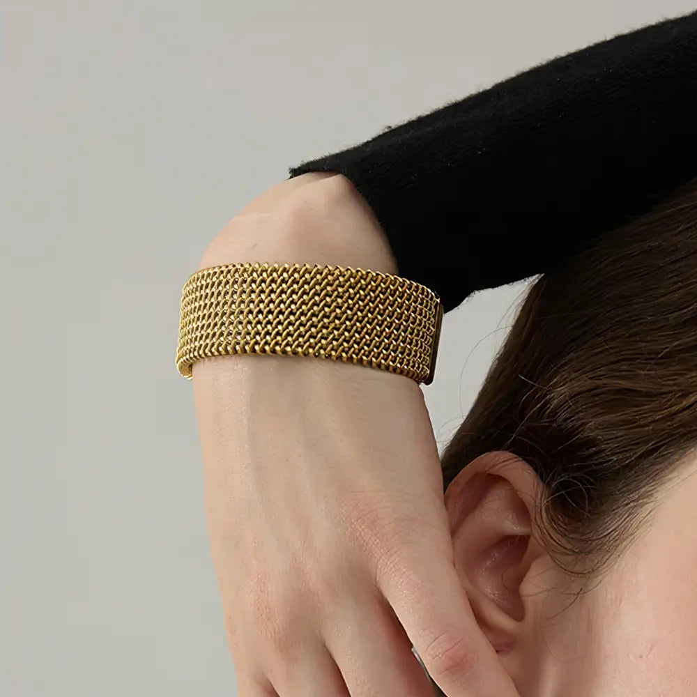 Bracelete Dourado Feminino grosso largo Saphira com presença imponente e acabamento espelhado