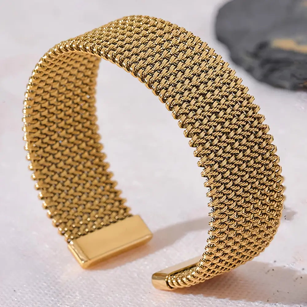 Bracelete Dourado Feminino grosso largo aberto com estilo arrojado em fundo neutro