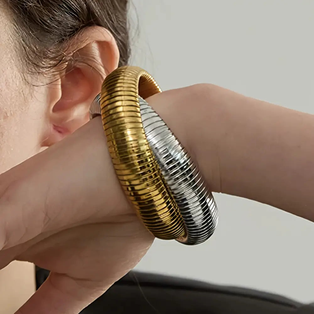 Bracelete Dourado Feminino minimalista duplo com linhas finas e brilho sutil no pulso