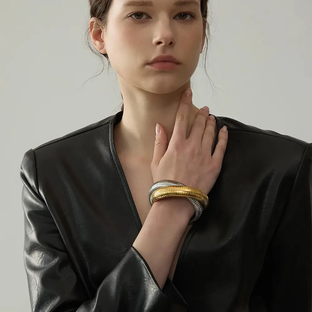 Bracelete Dourado Feminino minimalista duplo Alura com estrutura elegante e toque sofisticado