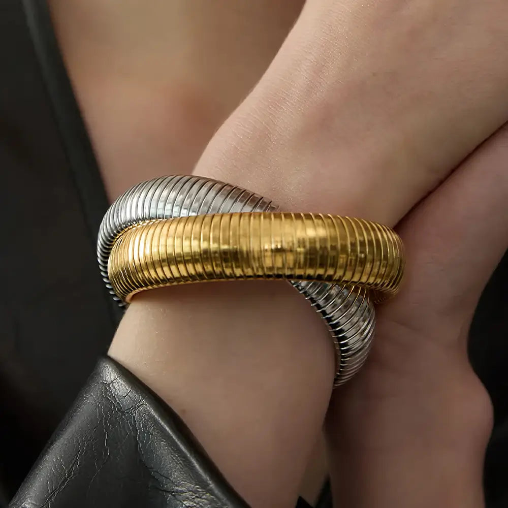 Bracelete Dourado Feminino minimalista duplo com acabamento espelhado e estilo contemporâneo