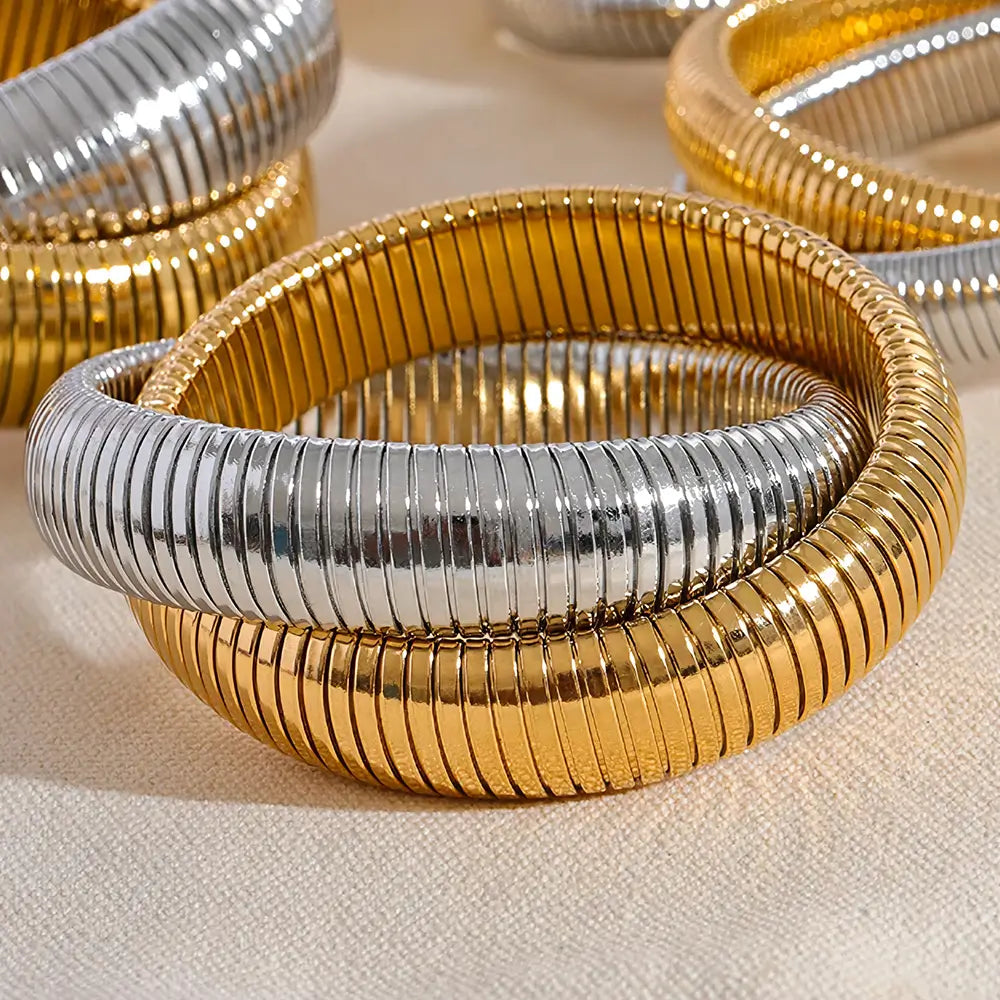 Bracelete Dourado Feminino minimalista duplo Alura com design clean em fundo neutro