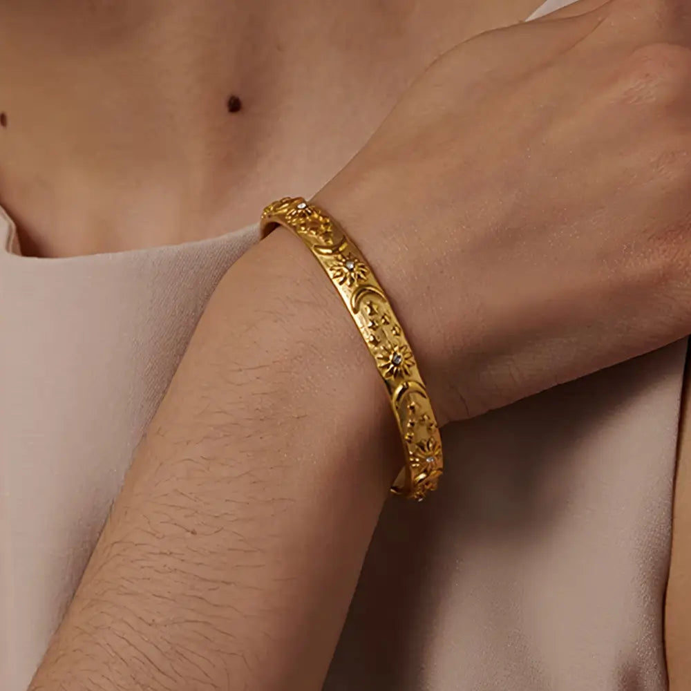 Bracelete Dourado Feminino Sol, Lua e Estrelas Astréa - Banhado a Ouro 18k